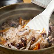 シメはやっぱりご飯もの。季節の素材で作る『土鍋炊き込み御飯』