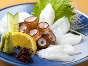 鮮度にこだわる、店を代表する一皿『活〆、生タコ』