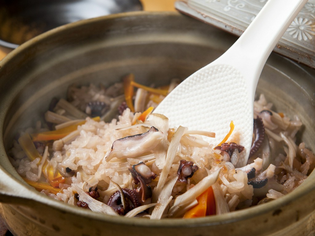 炊きたて御飯を豪快に土鍋で。旬の味『季節の土鍋炊き込み御飯』