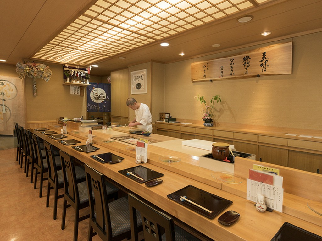 カウンター席でゆっくりお酒や料理が楽しめる