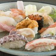 北海道の地の魚を使った握り。新鮮な小樽の魚をたっぷりと楽しめるメニューです。12貫とボリュームもあるので食べ応えも十分！　来店してメニューに迷ったらまずはこれをどうぞ。