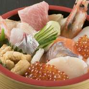 新鮮かつ大きく、身もぷりっぷりの海の幸が具だくさんで味わえる！　彩も鮮やかで目でも楽しめる『海鮮丼』。北海道の味を心ゆくまで堪能できる丼です。
