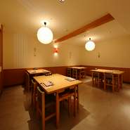 色味を抑え落ち着いた雰囲気の中で自慢の鶏料理と日本酒を堪能頂ける店内。