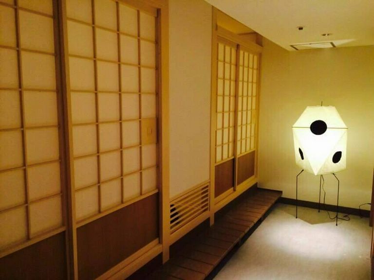 食にこだわる接待にぴったりな、掘りごたつの個室を完備
