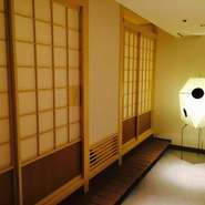 完全個室は2室。掘りごたつ式なので足元もリラックし、商談や接待も円滑に進みそう。和酒だけでなく、ワインも豊富。ボトルに合わせたリーデルグラスも用意されています。2部屋をつなげれば、12名ほどまで対応可能。