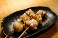 鳥モモ肉とニンニクの串です。