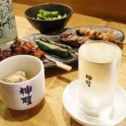 鳥せゑ自慢のやきとりとお酒を、一緒に味わえるお得なセットです。

お通し＋おまかせ５串＋一時間飲み放題(生ビール付)