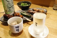 鳥せゑ自慢のやきとりとお酒を、一緒に味わえるお得なセットです。

お通し＋おまかせ５串＋一時間飲み放題(生ビール付)