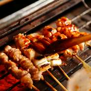 国産銘柄鶏の旨みを逃がさず美味しく焼き上げるために、特製の焼台で縦で両面同時焼きをしております。
50年間、培われた“たれ”は、門外不出のレシピで、ほどよく、香ばしく焼き上げております。