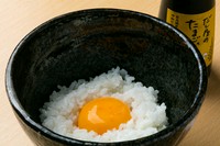 あつあつご飯に黄身だけをのせました
京都無添加だし「うね乃」さんの“だし屋のたまごかけご飯のタレ”をかけてどうぞ。