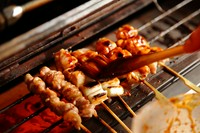 国産銘柄鶏の旨みを逃がさず美味しく焼き上げるために、特製の焼台で縦で両面同時焼きをしております。
50年間、培われた“たれ”は、門外不出のレシピで、ほどよく、香ばしく焼き上げております。