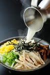 鹿児島県、奄美大島の郷土料理「鶏飯（けいはん）」を京風にアレンジ。鶏飯は、その昔、島民が薩摩藩の役人をもてなし、役人の気持ちを少しでも和らげさせようと祈るように作られた料理です。