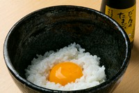 あつあつご飯に黄身だけをのせました
京都無添加だし「うね乃」さんの“だし屋のたまごかけご飯のタレ”をかけてどうぞ。