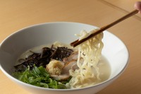 お店で一日煮込んでつくる特製スープはあまりにも濃厚。そんなスープで作った京都鳥せゑの新しいメニュー。自家製の鳥チャーシューとの相性抜群でその上に乗った生姜で味チェンしてもお楽しみください。
大盛+132円