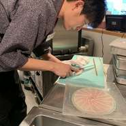 全ては大切なお客様の笑顔の為。美味しい鳥料理を食べながらゆったりとお酒を飲めるような落ち着いた空間づくりを心がけています。リクエストには全て応じる、プロの心意気で対応させて頂きます。