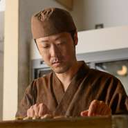 鮮度の管理を徹底し、衛生面にはかなり細かくチェックしています。同じ鳥肉でも部位によって味わいも様々。1つ1つに合わせた味付けや調理方法、盛り付けなど丁寧に仕上げをさせて頂いています。