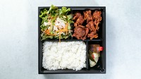 京風の唐揚げをおしげもなく詰め込みました。!+66円で大盛りに、+220円でとりスープ付をお付けいただけます。