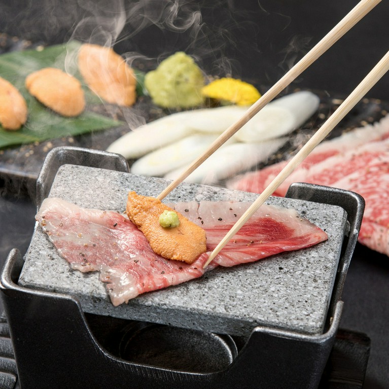 夜景の見える個室のあるおしゃれな居酒屋で黒毛和牛を堪能