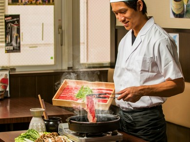 食材にこだわった鍋料理は当店自慢の一品