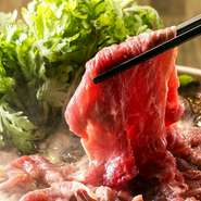 黒毛和牛の牛脂と無縁バターでお肉を焼くと、コクがしっかりと引き出されます。お肉はレアで食べるのがおすすめ。最良の状態の黒毛和牛を仕入れるため、産地は定期的に変わります。野菜も全て国産を使用。一人前