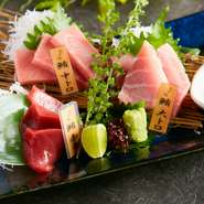 厳選された鮮魚の数々。北海道、五島列島など全国各地から毎日入荷しております。ゆったりお忍び個室で当店でしか味わえない本格和食を是非ご堪能下さい。