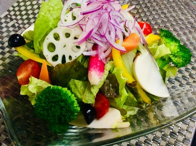 野菜たっぷりの旬鮮サラダ