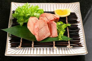 やわらかさと旨みが魅力的な『特厚上白タン』