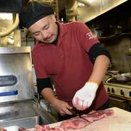 料理は選りすぐりの食材を使っているのが特徴です。米は契約農家から仕入れている「コシヒカリ」。お土産にもなっている『生キムチ』は手作り。自家製ダレは、魚介のコクと深い甘みがあり、一口二口と食が進みます。