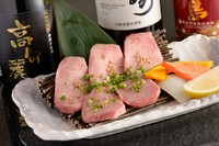 タンの中でも根元のサシが入っている部位を厚切りにして提供しています。肉厚な切り身は一噛みするごとに、口の中にこの上ない美味しさが広がります。