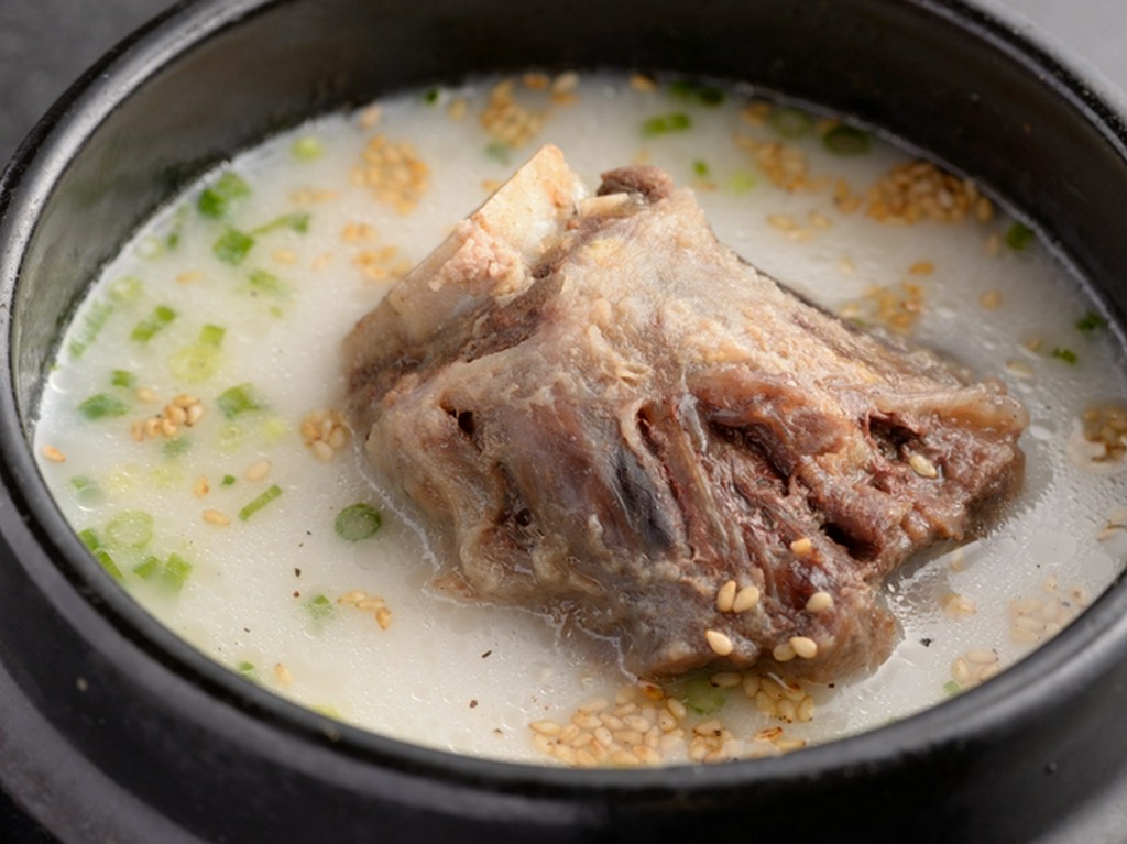 手間暇かけて作り上げている『コムタンスープ』