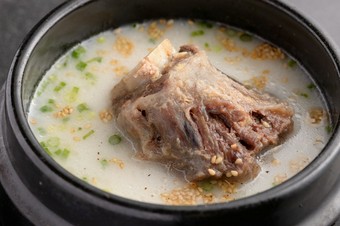 手間暇かけて作り上げている『コムタンスープ』