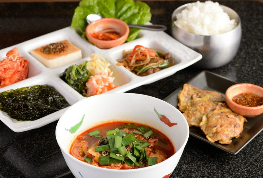 平日限定　ランチメニューで好評の『YOKUBARI韓定食』（ライス大盛無料＆＋290円でお肉増量）