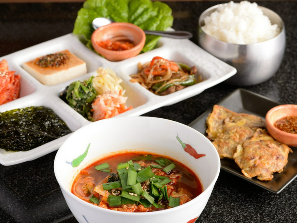 平日限定　ランチメニューで好評の『YOKUBARI韓定食』（ライス大盛無料＆＋290円でお肉増量）