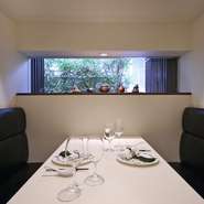 清潔感と上品さが漂うモダンな店内は、2名～最大20名まで人数に応じてパテーションでいくつもの個室にできます。周りの視線を気にせずゆったりとくつろげるオシャレな空間は、大切な人とのデートにもぴったりです。