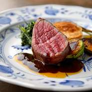 フカヒレ上湯スープのゼリー寄せ
前菜盛合せ
イカと季節野菜と大葉塩炒め
フカヒレ尾びれの姿煮込み
黒毛和牛ステーキ甜醤ソース
日本の海で獲れた魚の広東風蒸し魚と白飯
黄ニラともやしのスープ麺
デザート盛合せ