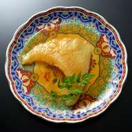 大きなサイズのフカヒレの姿煮込みをグラム単位でご用意しております。フカヒレの種類もヨシキリザメ、モウカザメ、アオザメがあり、お好みでソースも選べる、究極のフカヒレ料理を楽しむことが出来ます。