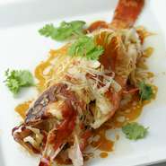 日本の海で獲れた新鮮な「赤はた」「真鯛」や高級魚「のどぐろ」など鮮魚を広東料理スタイルで1匹丸ごと蒸す魚料理です。魚の入荷の大きさで値段が変わります。日本の海鮮だから味わえる美味をお楽しみください。