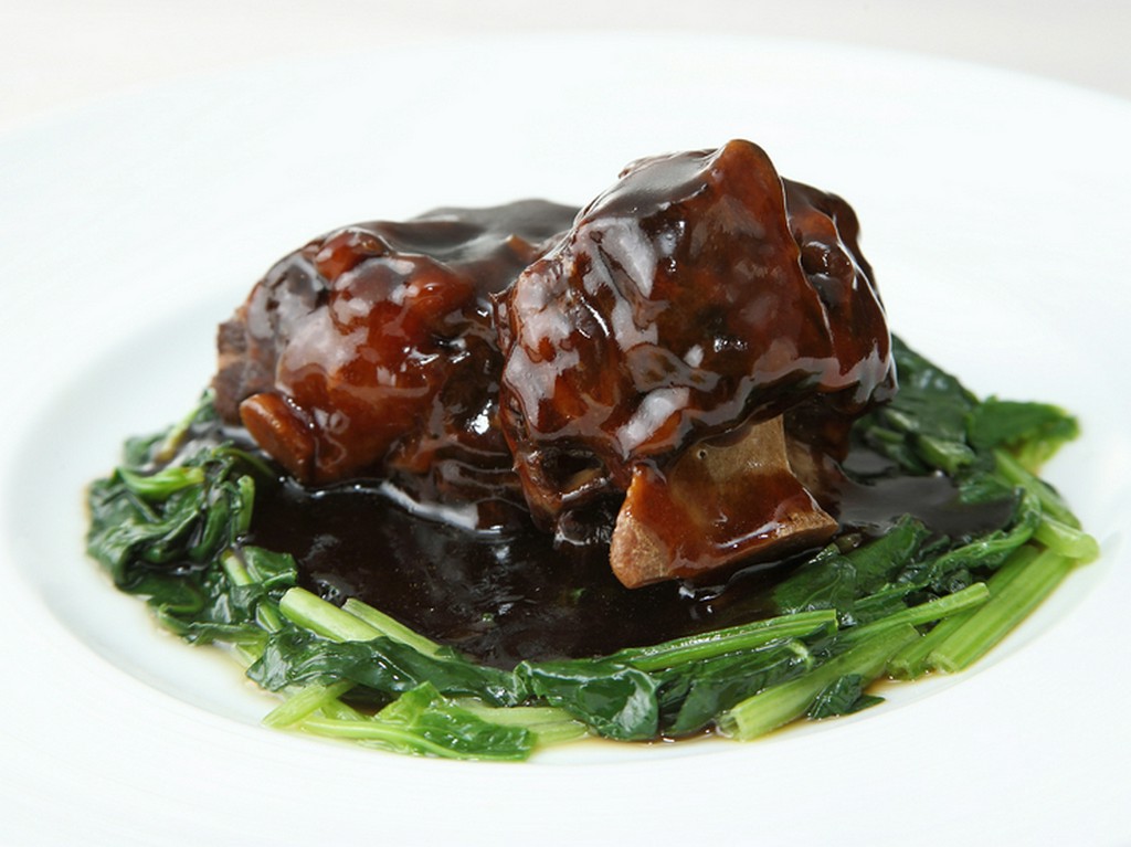 コラーゲンがたっぷり！コクのある濃厚なソースが絶品の『牛テールの黒酢ソース　青菜添え』