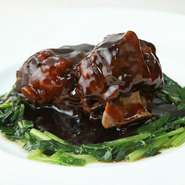 中国江南の黒酢と中国醤油をベースにした濃厚なソースが、牛テールのコクのある旨みと合わさり絶品。コラーゲンも多く、女性が喜びそうな一品です。