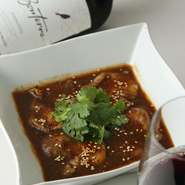 四川料理では一般的に牛肉が使われますが、替わりにスペイン産のイベリコ豚を使用しています。山椒や唐辛子などのスパイスを独自の割合で配合。スパイシーな辛さが上質な豚肉の旨みを引き立てる逸品です。