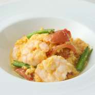 神奈川県相模原の養鶏場で徹底した品質管理のもと、大切に育てられた良質な卵を使用。新鮮なフルーツトマトの甘みと酸味をふわふわの卵が包み込み優しい味わいとなっています。