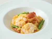 神奈川県相模原の養鶏場で徹底した品質管理のもと、大切に育てられた良質な卵を使用。新鮮なフルーツトマトの甘みと酸味をふわふわの卵が包み込み優しい味わいとなっています。