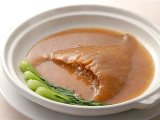 多彩なソースで味わえる『フカヒレ姿煮込み』