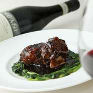 中国江南の黒酢と中国醤油をベースとした濃厚なソースに、牛テールのコクと旨みが合わさり、奥深い味わいとなっている逸品です。力強くエレガントな味わいの赤ワインともよく合います。