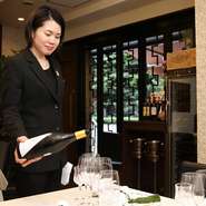 お客様の好みに合わせ、料理をさらに美味しく味わえるワインをご提案できるよう、多種多様なワインをご用意しています。また、居心地の良さを感じられる空間づくりやサービスも心掛けています。
