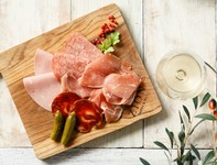 プロシュートやサラミの盛り合わせ。
ワインとのマリアージュにおすすめです。
