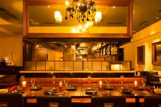 シャンデリアが魅力のベンチソファーシート【4～10名様用】