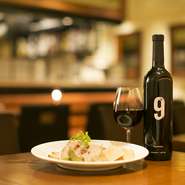 【ZION】のお料理はお酒に合うものばかり。気軽に飲めるお手頃価格のワインが多彩に揃っているので、きっとお客様のお気に入りが見つかります。