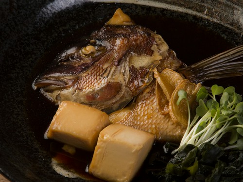 淡白な鯛の味を引き出す、甘めの味付けが絶妙な『鯛のあら炊き』
