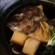 愛媛県産の鯛の頭と木綿豆腐を、醤油と砂糖でじっくりと甘めに炊き上げました。鯛は淡白なので、少し濃い目に味付けした絶妙な味加減は、食事にも、もちろんお酒にもぴったりと合い、箸が進むこと間違いなしです。